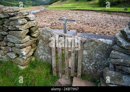 Cancello di legno su un percorso escursionistico nel Yorkshire Dales, Inghilterra, Regno Unito. Foto Stock