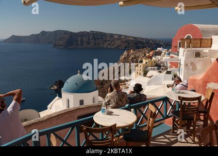 Santorini, Grecia. 2022. Turisti che scattano foto della vista da Oia in Santorini Grecia Foto Stock