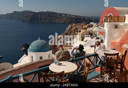 Santorini, Grecia. 2022. Turisti che scattano foto della vista da Oia in Santorini Grecia Foto Stock