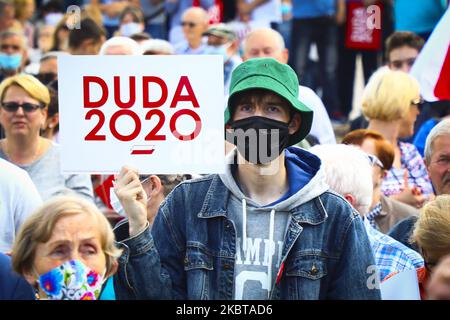 I sostenitori del presidente Andrzej Duda partecipano a un raduno della campagna presidenziale a Olkusz, Polonia, il 9th luglio 2020 a Cracovia. Il presidente in carica, Andrzej Duda, alleato del partito di diritto e giustizia (PIS), incontrerà Rafal Trzaskowski, candidato presidenziale del principale partito di opposizione piattaforma Civica, nel secondo turno delle elezioni presidenziali in Polonia che si terrà il 12 luglio. (Foto di Beata Zawrzel/NurPhoto) Foto Stock