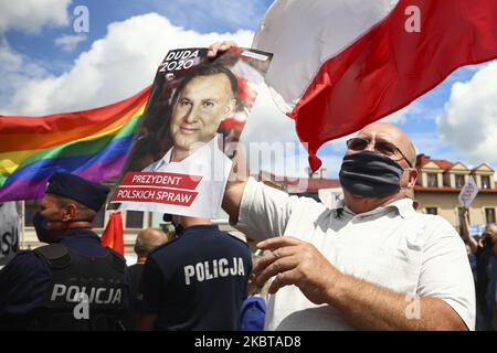 I sostenitori del presidente Andrzej Duda partecipano a un raduno della campagna presidenziale a Olkusz, Polonia, il 9th luglio 2020 a Cracovia. Il presidente in carica, Andrzej Duda, alleato del partito di diritto e giustizia (PIS), incontrerà Rafal Trzaskowski, candidato presidenziale del principale partito di opposizione piattaforma Civica, nel secondo turno delle elezioni presidenziali in Polonia che si terrà il 12 luglio. (Foto di Beata Zawrzel/NurPhoto) Foto Stock