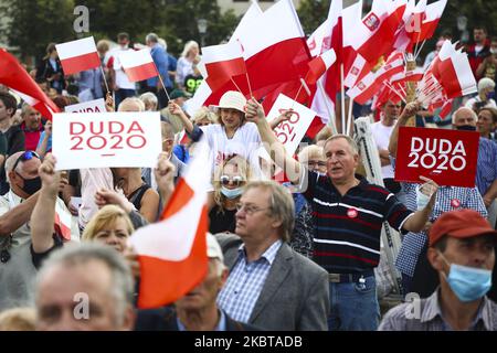 I sostenitori del presidente Andrzej Duda partecipano a un raduno della campagna presidenziale a Olkusz, Polonia, il 9th luglio 2020 a Cracovia. Il presidente in carica, Andrzej Duda, alleato del partito di diritto e giustizia (PIS), incontrerà Rafal Trzaskowski, candidato presidenziale del principale partito di opposizione piattaforma Civica, nel secondo turno delle elezioni presidenziali in Polonia che si terrà il 12 luglio. (Foto di Beata Zawrzel/NurPhoto) Foto Stock