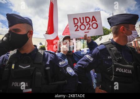 I sostenitori del presidente Andrzej Duda partecipano a un raduno della campagna presidenziale a Olkusz, Polonia, il 9th luglio 2020 a Cracovia. Il presidente in carica, Andrzej Duda, alleato del partito di diritto e giustizia (PIS), incontrerà Rafal Trzaskowski, candidato presidenziale del principale partito di opposizione piattaforma Civica, nel secondo turno delle elezioni presidenziali in Polonia che si terrà il 12 luglio. (Foto di Beata Zawrzel/NurPhoto) Foto Stock