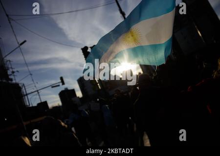 Una bandiera argentina, ondeggia alla manifestazione contro l'attuale governo argentino Ramos Mejia, Buenos Aires, il 9 luglio 2020. Lo stesso giorno del "giorno dell'indipendenza", il partito "campo Mas Ciudad" chiede una manifestazione federale per protestare contro l'attuale governo argentino e le misure adottate per affrontare l'epidemia di COVID-19. (Foto di Tobias Skarlovnik/NurPhoto) Foto Stock