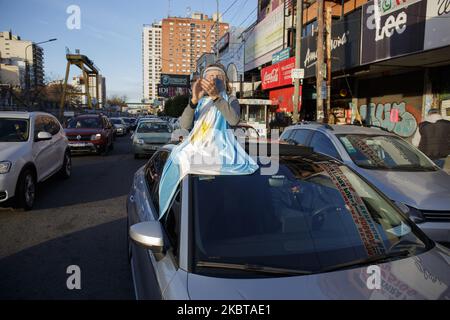 A woman claps her hands outside of her car the demonstration against the current Argentine government Ramos Mejia, Buenos Aires, on July 9, 2020. Same day as 'independence day', the party 'Campo Mas Ciudad' calls for a federal demonstration to protest of the actual government of argentina and their measures to face the COVID-19 outbreak. (Photo by Tobias Skarlovnik/NurPhoto) Stock Photo