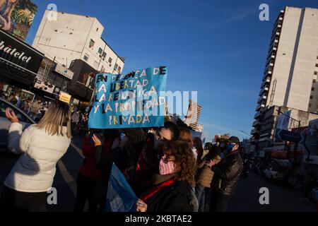 Una ragazza mostra un poster alla manifestazione contro l'attuale governo argentino Ramos Mejia, Buenos Aires, il 9 luglio 2020. Lo stesso giorno del "giorno dell'indipendenza", il partito "campo Mas Ciudad" chiede una manifestazione federale per protestare contro l'attuale governo argentino e le misure adottate per affrontare l'epidemia di COVID-19. (Foto di Tobias Skarlovnik/NurPhoto) Foto Stock