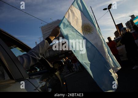 Una bandiera argentina al di fuori di una macchina, ondeggia alla manifestazione contro l'attuale governo argentino Ramos Mejia, Buenos Aires, il 9 luglio 2020. Lo stesso giorno del "giorno dell'indipendenza", il partito "campo Mas Ciudad" chiede una manifestazione federale per protestare contro l'attuale governo argentino e le misure adottate per affrontare l'epidemia di COVID-19. (Foto di Tobias Skarlovnik/NurPhoto) Foto Stock