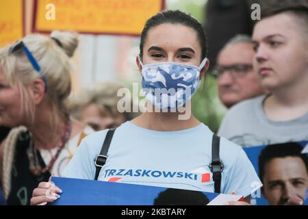 I sostenitori rallegrano Rafal Trzaskowski, sindaco di Varsavia e candidato alle elezioni presidenziali polacche, il 10 luglio 2020, durante una campagna elettorale a Oborniki Slaskie, Polonia, in vista delle elezioni presidenziali del 12 luglio 2020. Rafal Trzaskowski ha iniziato l'ultimo giorno della Campagna nella bassa Slesia. (Foto di Krzysztof Zatycki/NurPhoto) Foto Stock