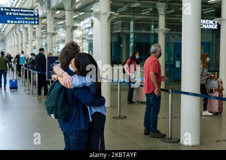 I viaggiatori che salpano sul treno a St Pancras International a Londra, Gran Bretagna, 10 luglio 2020. I turisti inglesi potranno visitare Spagna, Italia, Francia e Germania senza dover mettere in quarantena per 14 giorni al loro ritorno. (Foto di Maciek Musialek/NurPhoto) Foto Stock