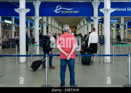 I viaggiatori che salpano sul treno a St Pancras International a Londra, Gran Bretagna, 10 luglio 2020. I turisti inglesi potranno visitare Spagna, Italia, Francia e Germania senza dover mettere in quarantena per 14 giorni al loro ritorno. (Foto di Maciek Musialek/NurPhoto) Foto Stock