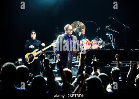 Elton John suona dal vivo al Mediolanum Forum di Milano il 4 2014 dicembre (Foto di Mairo Cinquetti/NurPhoto) Foto Stock