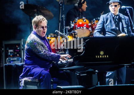 Elton John suona dal vivo al Mediolanum Forum di Milano il 4 2014 dicembre (Foto di Mairo Cinquetti/NurPhoto) Foto Stock