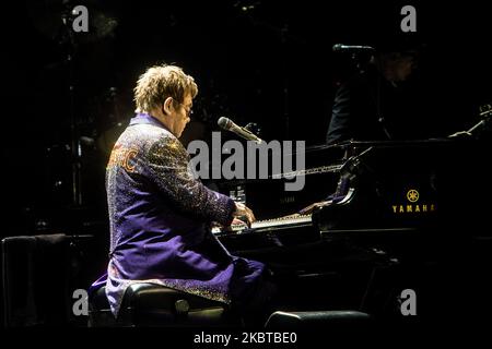 Elton John suona dal vivo al Mediolanum Forum di Milano il 4 2014 dicembre (Foto di Mairo Cinquetti/NurPhoto) Foto Stock