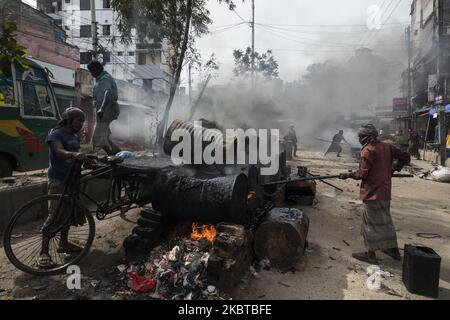 I lavoratori preparano miscele di bitume e rocce da utilizzare per riparare una strada a Dhaka, Bangladesh, il 10 luglio 2020. (Foto di Ahmed Salahuddin/NurPhoto) Foto Stock