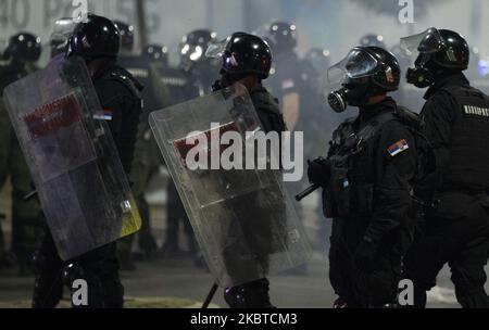 I manifestanti si riuniscono di fronte al parlamento serbo durante una protesta contro un blocco previsto per la capitale questo fine settimana per fermare la diffusione della malattia di coronavirus, nonché contro il presidente Aleksandar Vucic e il suo governo a Belgrado, in Serbia, il 10 luglio 2020. (Foto di Nikola Krstic/NurPhoto) Foto Stock