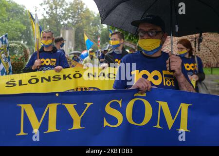 Gli attivisti si preparano in vista dell'edizione 14th della marcia per l'autonomia silesiana a Katowice, organizzata dal movimento per l'autonomia silesiana (polacco: Ruch Autonomii Slaska - RAS). A causa delle restrizioni del coronavirus, solo 150 persone hanno potuto partecipare a questa edizione di marzo di quest'anno. Il 11 luglio 2020, a Katowice, slaskie Voivodato, Polonia. (Foto di Artur Widak/NurPhoto) Foto Stock