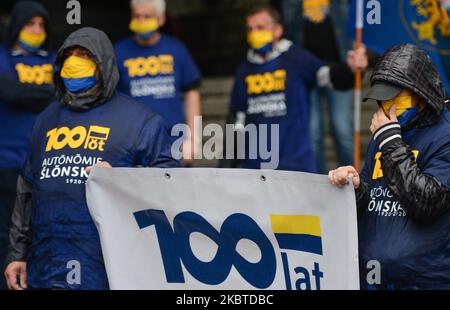 Attivisti visti durante l'edizione 14th della marcia per l'autonomia silesiana a Katowice, organizzata dal movimento per l'autonomia silesiana (polacco: Ruch Autonomii Slaska - RAS). A causa delle restrizioni del coronavirus, solo 150 persone hanno potuto partecipare a questa edizione di marzo di quest'anno. Il 11 luglio 2020, a Katowice, slaskie Voivodato, Polonia. (Foto di Artur Widak/NurPhoto) Foto Stock