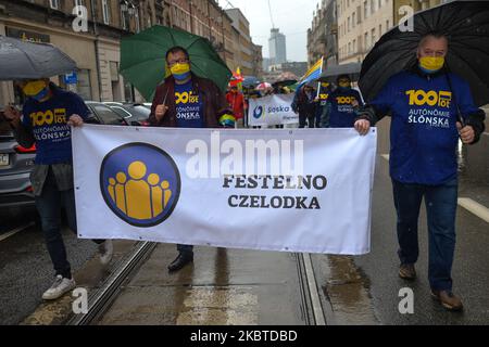 Attivisti visti durante l'edizione 14th della marcia per l'autonomia silesiana a Katowice, organizzata dal movimento per l'autonomia silesiana (polacco: Ruch Autonomii Slaska - RAS). A causa delle restrizioni del coronavirus, solo 150 persone hanno potuto partecipare a questa edizione di marzo di quest'anno. Giovedì 09 luglio 2020, a Katowice, slaskie Voivodato, Polonia. (Foto di Artur Widak/NurPhoto) Foto Stock