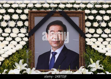 Un ritratto del Seoul Mayor Park Won-Soon è collocato nel suo spazio commemorativo nel Municipio di Seoul il 11 luglio 2020 a Seoul, Corea del Sud. Migliaia di persone si riuniscono al Municipio di Seoul per commemorare il Mayor Park, vinto a breve il 11 luglio 2020 a Seoul, Corea del Sud. Il parco è stato trovato morto vicino ad un parco di Waryong, montagna di Seoul il venerdì, ore dopo che la sua figlia lo ha segnalato mancante. Con settecento squadre di polizia e soccorso e 4 cani da ricerca trovato il suo corpo nella collina boschiva. Si presume che sia morto di suicidio. (Foto di Chris Jung/NurPhoto) Foto Stock