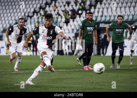 Juventus Forward Cristiano Ronaldo (7) segna il suo obiettivo per farlo 1-1 da un calcio di punizione durante la Serie A partita di calcio n.32 JUVENTUS - ATALANTA il 11 luglio 2020 allo Stadio Allianz di Torino, Piemonte, Italia. (Foto di Matteo Bottanelli/NurPhoto) Foto Stock