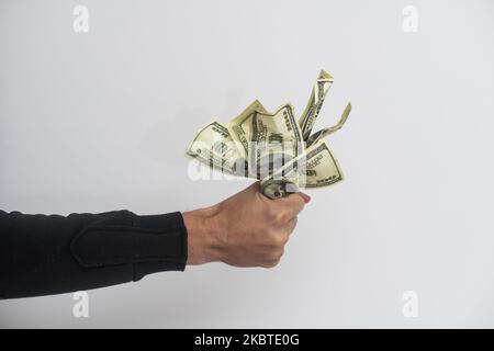 dollari nelle mani. Un uomo d'affari che tiene un 500 dollari. Un ventilatore di soldi Foto Stock