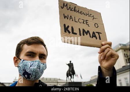 I giovani attivisti del clima si sono riuniti di fronte al Palazzo Presidenziale di Varsavia, Polonia, il 11 luglio 2020, Un giorno prima delle elezioni, porre l'accento sulle questioni legate al cambiamento climatico non dovrebbe far parte di una controversia politica che riguarda tutti. I membri dello Youth Climate Strike hanno dichiarato che, indipendentemente da chi vincerà alle elezioni domenicali, si aspetteranno dal candidato vincitore un approccio ambizioso ed efficiente alle questioni climatiche, in particolare riducendo le emissioni di CO2 in Polonia. (Foto di Piotr Lapinski/NurPhoto) Foto Stock