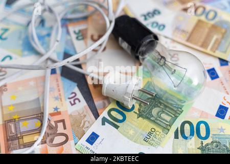 Bolletta elettrica accanto a calcolatrice, lampadina e denaro. Concetto di prezzo dell'elettricità Foto Stock