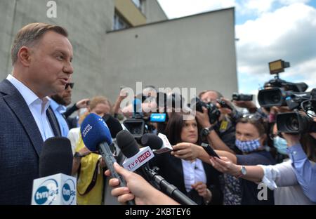 Il presidente polacco Andrzej Duda parla ai media al di fuori del seggio elettorale dopo aver espresso il suo voto nel secondo turno delle elezioni presidenziali del 2020, a Cracovia domenica 12 luglio 2020, a Cracovia, Voivodato della piccola Polonia, Polonia. (Foto di Artur Widak/NurPhoto) Foto Stock