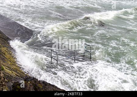 Tempesta ondate di picco che rompono le difese del mare. Tragumna, West Cork, Irlanda Foto Stock