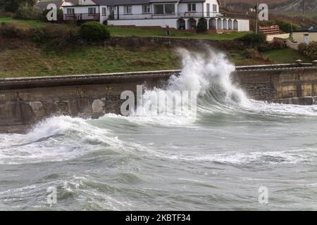 Tempesta ondate di picco che rompono le difese del mare. Tragumna, West Cork, Irlanda Foto Stock