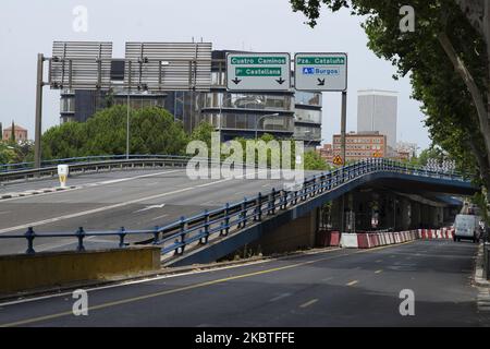 Vista del ponte che unisce le strade di Joaquin Costa e Francisco Silvela, che è stato chiuso dal comune di Madrid per demolizione a causa del 'rischio reale' che potrebbe crollare a causa dei danni strutturali che presenta, a Madrid, Spagna il 12 luglio 2020. (Foto di Oscar Gonzalez/NurPhoto) Foto Stock