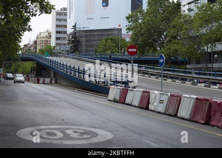 Vista del ponte che unisce le strade di Joaquin Costa e Francisco Silvela, che è stato chiuso dal comune di Madrid per demolizione a causa del 'rischio reale' che potrebbe crollare a causa dei danni strutturali che presenta, a Madrid, Spagna il 12 luglio 2020. (Foto di Oscar Gonzalez/NurPhoto) Foto Stock