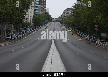 Vista del ponte che unisce le strade di Joaquin Costa e Francisco Silvela, che è stato chiuso dal comune di Madrid per demolizione a causa del 'rischio reale' che potrebbe crollare a causa dei danni strutturali che presenta, a Madrid, Spagna il 12 luglio 2020. (Foto di Oscar Gonzalez/NurPhoto) Foto Stock