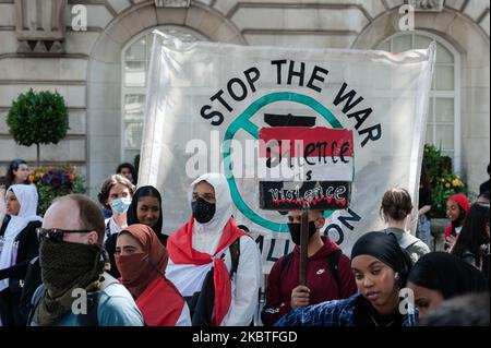 I dimostranti si riuniscono al di fuori dell'ambasciata dell'Arabia Saudita nel centro di Londra per protestare contro il conflitto in corso in Yemen il 12 luglio 2020 a Londra, Inghilterra. Il Regno Unito è destinato a riprendere la vendita di armi all'Arabia Saudita, che sono state sospese l'anno scorso dopo una sfida legale portata da attivisti, nonostante le preoccupazioni che potrebbero essere utilizzate contro i civili in Yemen e quindi in violazione del diritto umanitario internazionale. (Foto di Wiktor Szymanowicz/NurPhoto) Foto Stock