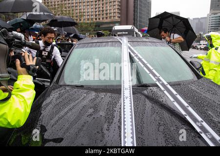 Un veicolo ufficiale che trasporta la bara del Parco Sindaco di Seoul ha vinto presto lascia il Municipio dopo il funerale del governo della città per lui il 13 luglio 2020 a Seoul, Corea del Sud. Park è stato trovato morto in un apparente suicidio su una montagna Buk-ak vicino alla sua residenza ufficiale a Seoul il 10 luglio, poche ore dopo che è stato segnalato scomparso dalla sua famiglia. (Foto di Chris Jung/NurPhoto) Foto Stock