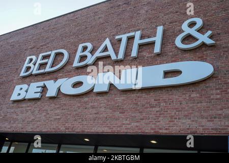 Bed Bath & Beyond store a Long Island, Queens, NYC USA, venerdì 10 luglio, 2020. Bed Bath & Beyond Inc. Prevede di ridurre la propria base di vendita, chiudendo 200 negozi nei prossimi due anni nel tentativo di tagliare i costi e di superare uno dei periodi più impegnativi del settore retail. (Foto di John Nacion/NurPhoto) Foto Stock