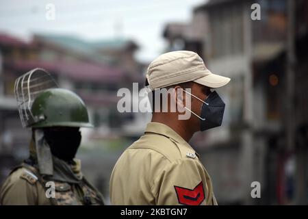 Un poliziotto indiano si allerta durante il blocco a Srinagar, Kashmir il 13 luglio 2020. Le autorità hanno riimposto il blocco in molte aree della valle del Kashmir dopo l'impennata dei casi COVID-19 e l'aumento del tasso di mortalità. (Foto di Faisal Khan/NurPhoto) Foto Stock