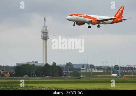 EasyJet Europe linea aerea low cost Airbus A320 come visto all'avvicinamento finale alla fase finale di volo, ritocco, atterraggio e rottura all'aeroporto internazionale EHAM di Amsterdam Schiphol AMS nei Paesi Bassi il 2 luglio 2020. Il vettore britannico con sede a Londra, U2 Easy Jet sta volando una flotta All airbus. Il velivolo specifico a fusoliera stretta è dotato di motori OE-INP e 2x CFMI ed è la filiale della flotta EasyJet Europe Airline BmbH EC EJU ALPINE con sede a Vienna. (Foto di Nicolas Economou/NurPhoto) Foto Stock