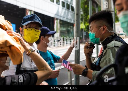 I manifestanti che detengono bandiere statunitensi sono controllati in quanto volevano ringraziare gli Stati Uniti per il loro contributo alla democrazia a Hong Kong, Cina, il 4 luglio 2020. (Foto di Marc Fernandes/NurPhoto) Foto Stock