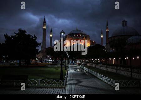 I cittadini turchi prendono i video dell'azan del Marocco dalla moschea di Aya Sofia, che divenne una moschea dopo la decisione di Erdogan di restaurarla a Istanbul, in Turchia, il 13 luglio 2020. (Foto di Hosam Salem/NurPhoto) Foto Stock