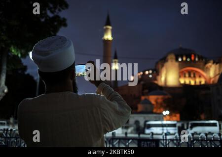 I cittadini turchi prendono i video dell'azan del Marocco dalla moschea di Aya Sofia, che divenne una moschea dopo la decisione di Erdogan di restaurarla a Istanbul, in Turchia, il 13 luglio 2020. (Foto di Hosam Salem/NurPhoto) Foto Stock