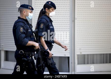 I membri della polizia regionale catalana Mossos d'Esquadra sono in guardia durante un'operazione antiterrorismo a Barcellona, il 14 luglio 2020. La polizia catalana, i Mossos d'Esquadra, ha arrestato due persone. Questi sono i due principali obiettivi dell'operazione, sotto la supervisione del tribunale centrale di istruzione numero 6 dell'alta corte spagnola. (Foto di Albert Llop/NurPhoto) Foto Stock