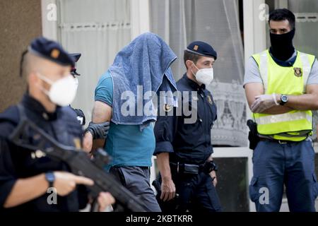 I membri della polizia regionale catalana Mossos d'Esquadra scortano un sospetto (C) durante un'operazione antiterrorismo a Barcellona, il 14 luglio 2020. (Foto di Albert Llop/NurPhoto) Foto Stock