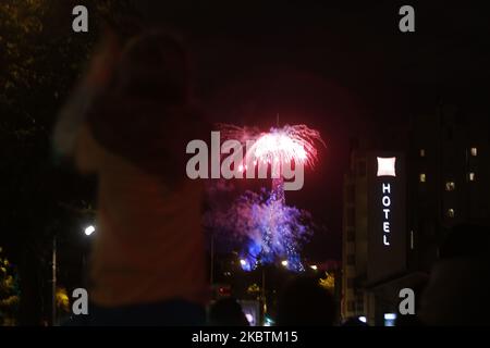 Un ragazzo che guarda i fuochi d'artificio esplode sopra la Torre Eiffel come parte delle celebrazioni annuali della Bastiglia a Parigi il 14 luglio 2020. Quest'anno la Francia sta organizzando una versione ridotta della tradizionale parata della Bastiglia a causa delle misure di sicurezza adottate in occasione della pandemia del COVID-19 (nuovo coronavirus) e delle celebrazioni nazionali del paese, tra cui un omaggio agli operatori sanitari e ad altri che combattono l'epidemia. (Foto di Mehdi Taamallah/NurPhoto) Foto Stock