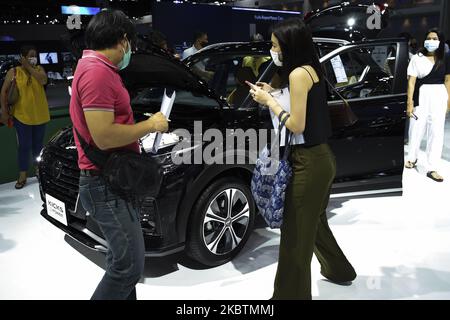 Le persone ispezionano i CALCI NISSAN durante il 41st° Salone Internazionale dell'Auto di Bangkok 2020 a Bangkok, Thailandia, 15 luglio 2020. (Foto di Anusak Laowilas/NurPhoto) Foto Stock