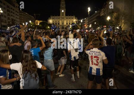 I sostenitori del FC Porto festeggiano la vittoria del titolo Primeira Liga, a Porto, Portogallo, il 16 luglio 2020. (Foto di Rita Franca/NurPhoto) Foto Stock