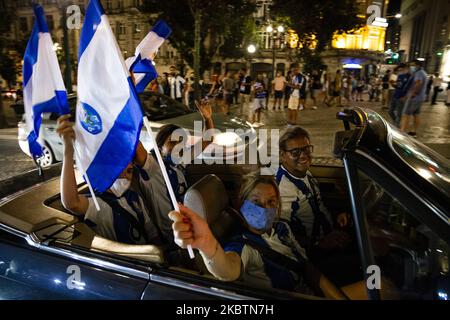 I sostenitori del FC Porto festeggiano la vittoria del titolo Primeira Liga, a Porto, Portogallo, il 16 luglio 2020. (Foto di Rita Franca/NurPhoto) Foto Stock
