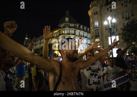 I sostenitori del FC Porto festeggiano la vittoria del titolo Primeira Liga, a Porto, Portogallo, il 16 luglio 2020. (Foto di Rita Franca/NurPhoto) Foto Stock