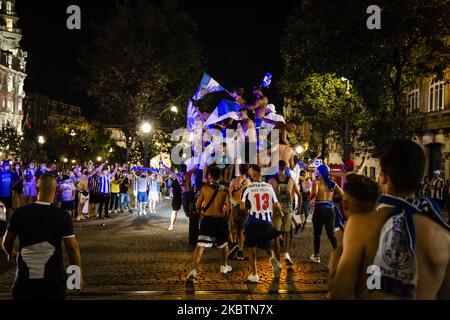I sostenitori del FC Porto festeggiano la vittoria del titolo Primeira Liga, a Porto, Portogallo, il 16 luglio 2020. (Foto di Rita Franca/NurPhoto) Foto Stock