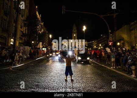 I sostenitori del FC Porto festeggiano la vittoria del titolo Primeira Liga, a Porto, Portogallo, il 16 luglio 2020. (Foto di Rita Franca/NurPhoto) Foto Stock